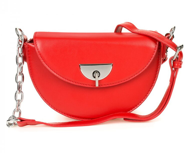 Na którym ramieniu modne nosi się torebkę