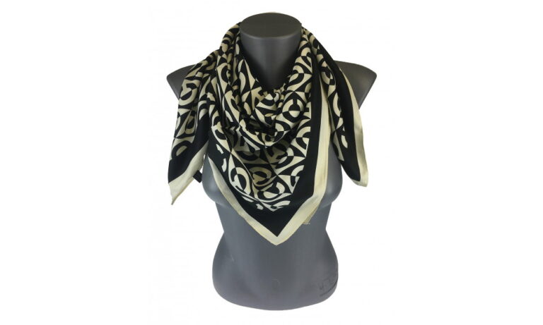 Modne stylizacje z chustą na głowie