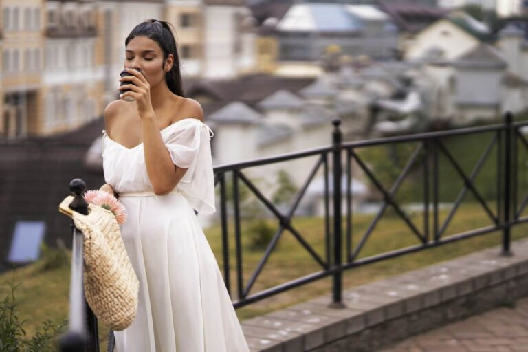 Jaka torebka do białej sukienki?