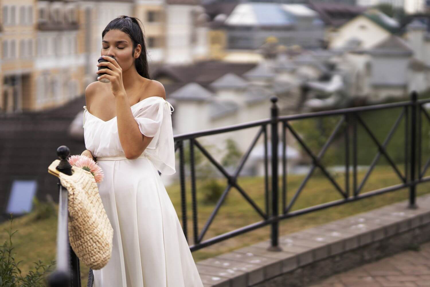 Jaka torebka do białej sukienki?
