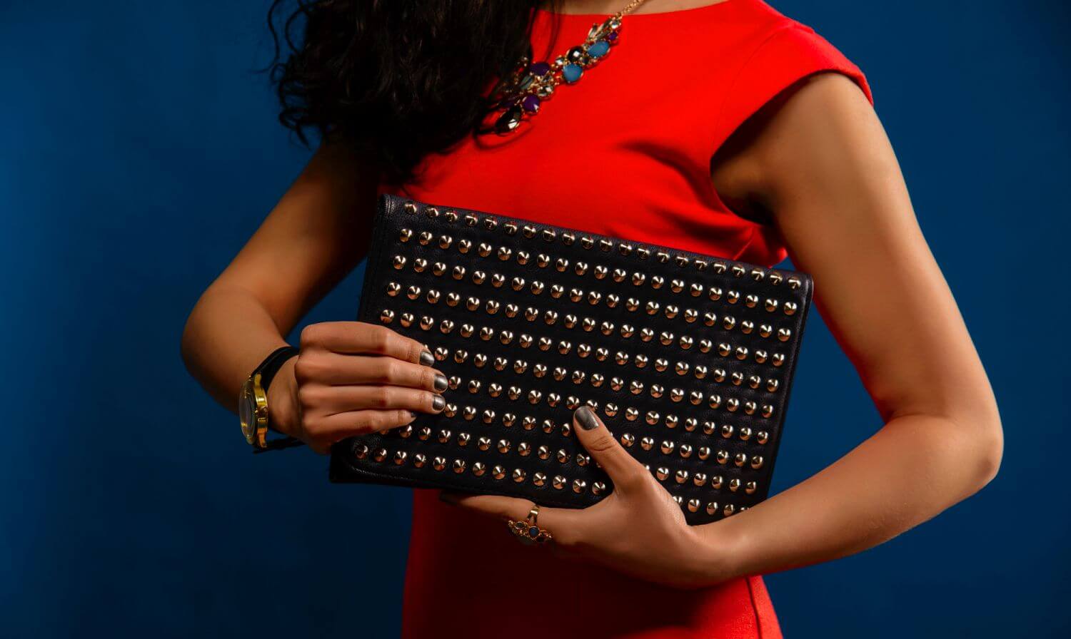 Jaka torebka do czerwonej sukienki