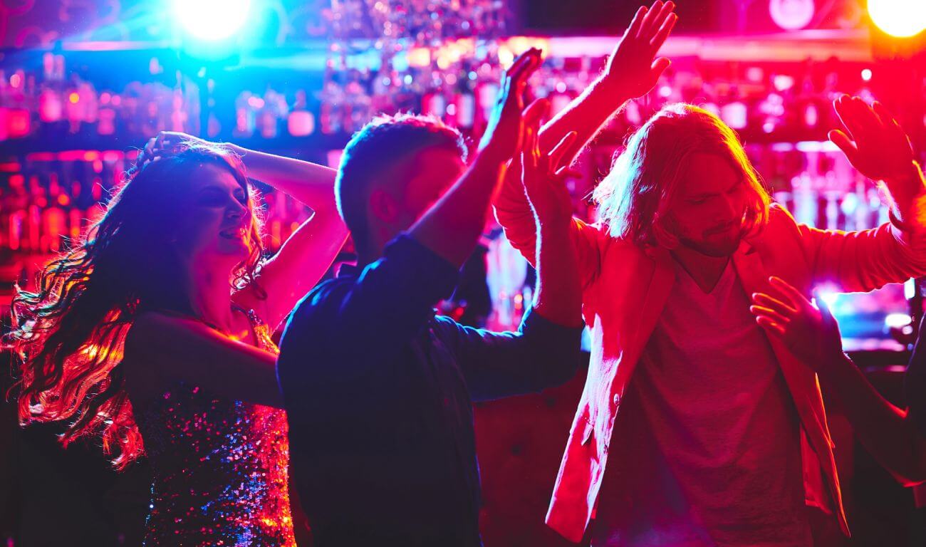 Impreza w stylu PRL - jak się ubrać?