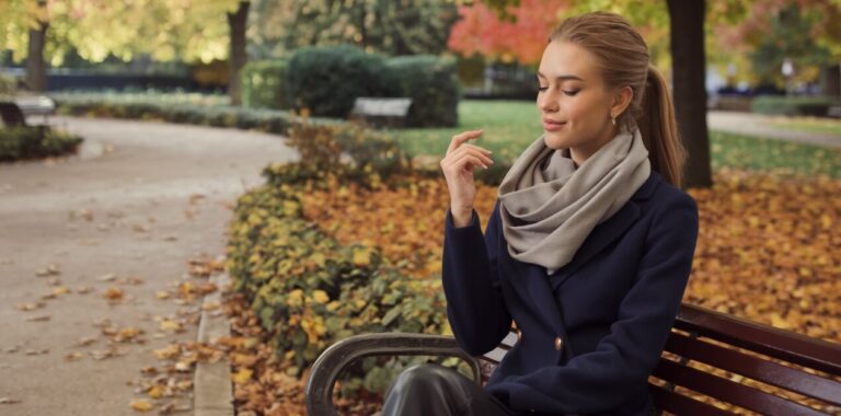 Jaki szalik do granatowego płaszcza